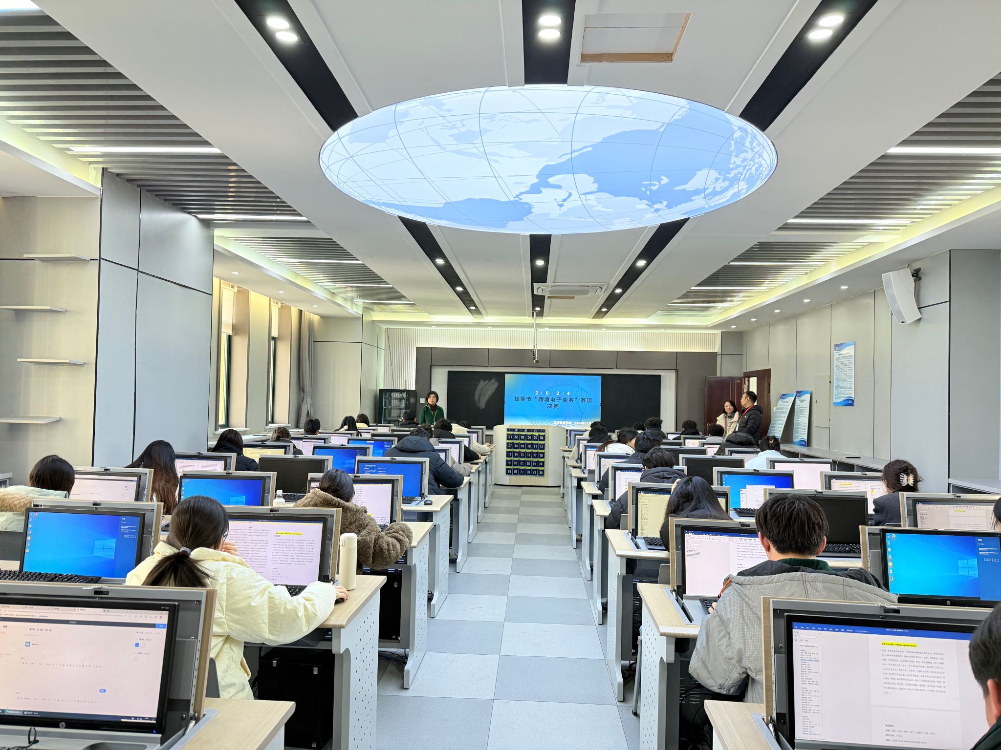 經(jīng)濟(jì)貿(mào)易學(xué)院在2024年學(xué)校技能節(jié)軟件開發(fā)賽事中圓滿完成各項(xiàng)比賽